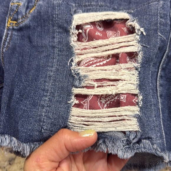 💋Rock & Republic Women’s Hula mid rise frayed medium wash jean shorts Size 4 - Picture 4 of 9